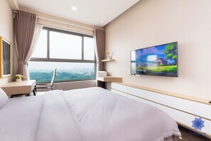 2 bedrooms, iron/ironing board, free WiFi, bed sheets - Luxury 2BRs-2WC Apartment; 1.5km from airport  w/ free Pool & Gym (Thành phố Hồ Chí Minh)