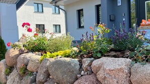 Una casa moderna con un jardín de piedra al frente.