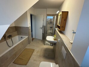 Bathtub, hair dryer, towels - Family dream: cranes, deer, lagoons - nature and relaxation (Fuhlendorf)