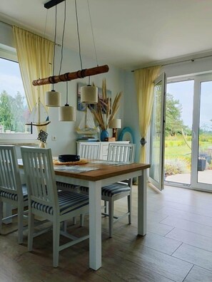 Dining - Family dream: cranes, deer, lagoons - nature and relaxation (Fuhlendorf)