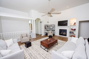 Smart TV, computer monitors - Refurnished House | Ideal for Long Stays! (Topeka)