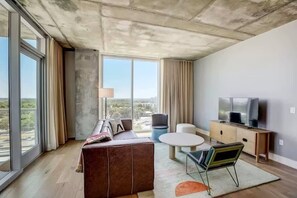 TV, offices - 15th FL 1BR Condo | Heated Pool, Gym, Balcony, Bar (Austin)