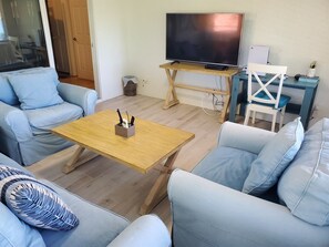 Smart-TV, Tischtennisplatte, Bücher, Arbeitsbereiche