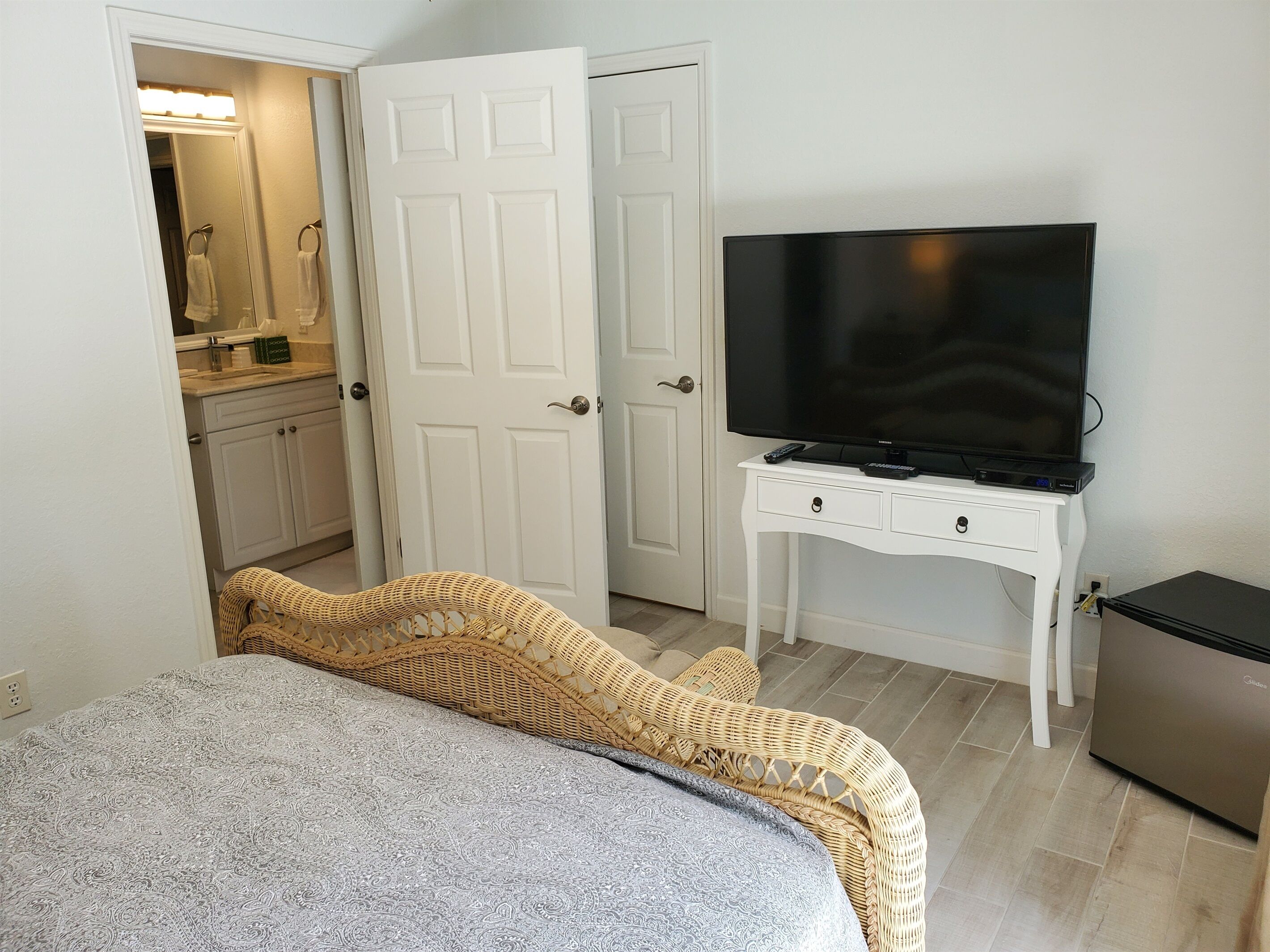 6 bedrooms, desk, iron/ironing board, free WiFi