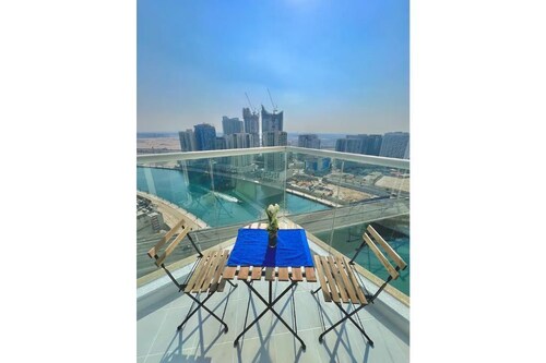 Luxury 5-Star Modern Studio w/ Full Canal Views!