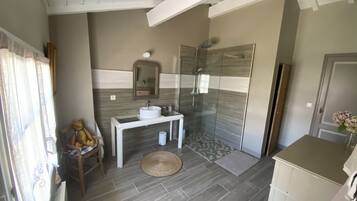 Douche, sèche-cheveux, serviettes fournies, savon