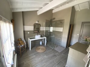 Douche, sèche-cheveux, serviettes fournies, savon