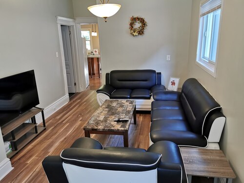 Modern luxury 4 BR near downtown & UWO