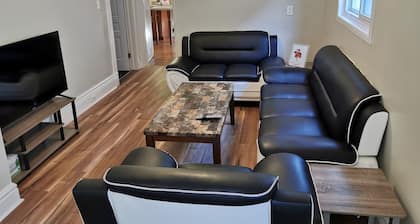 Modern luxury 4 BR near downtown & UWO