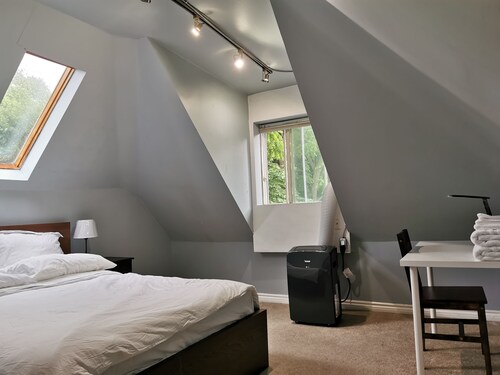 Modern luxury 4 BR near downtown & UWO