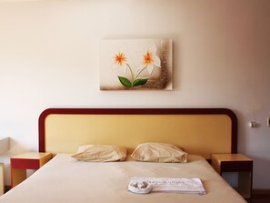 Quarto triplo luxo | Frigobar, Wi-Fi de cortesia, roupa de cama