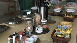 Un buffet proposant une variété de plats, d’assaisonnements et de boissons.