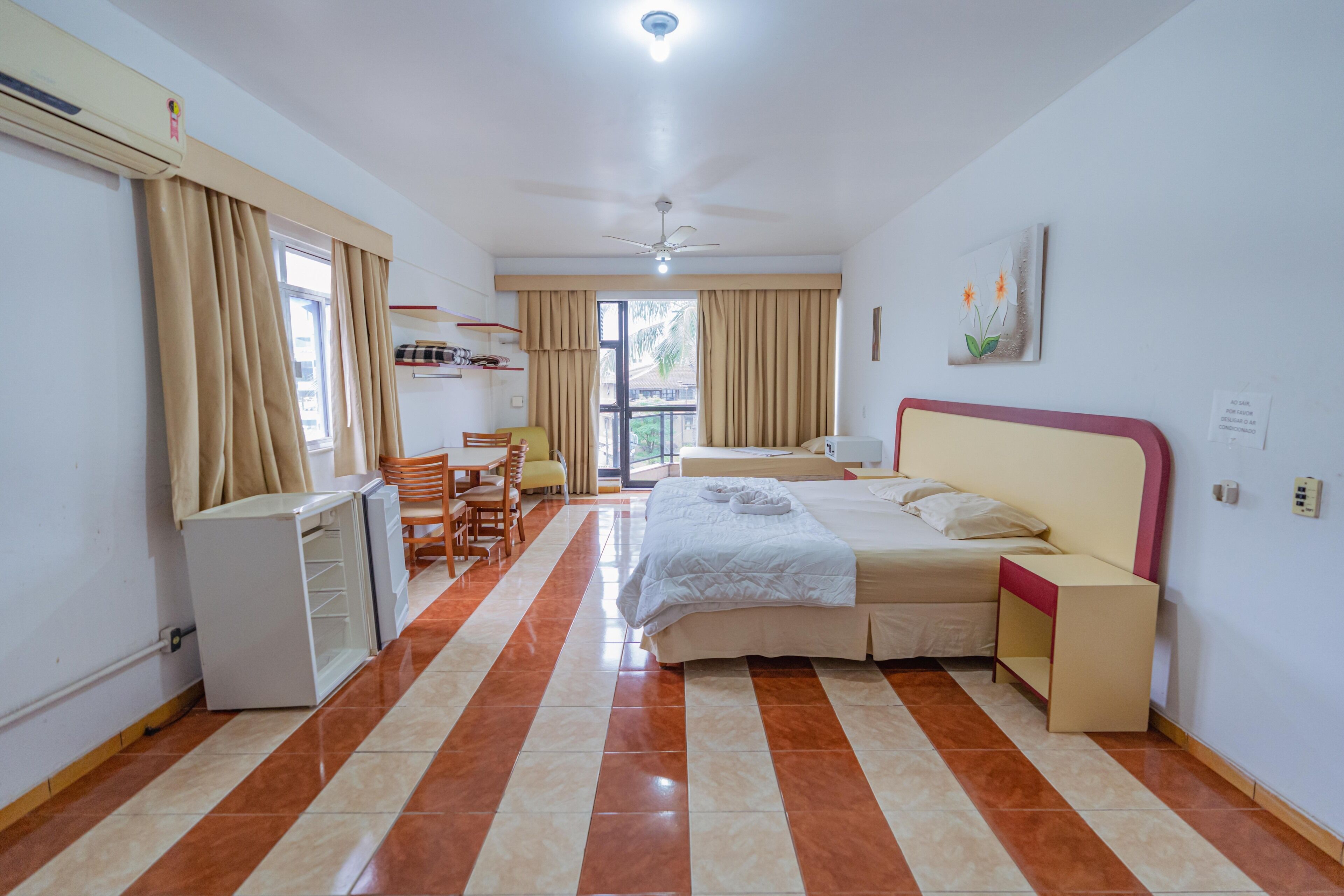 Minibar, wifi gratis y ropa de cama 