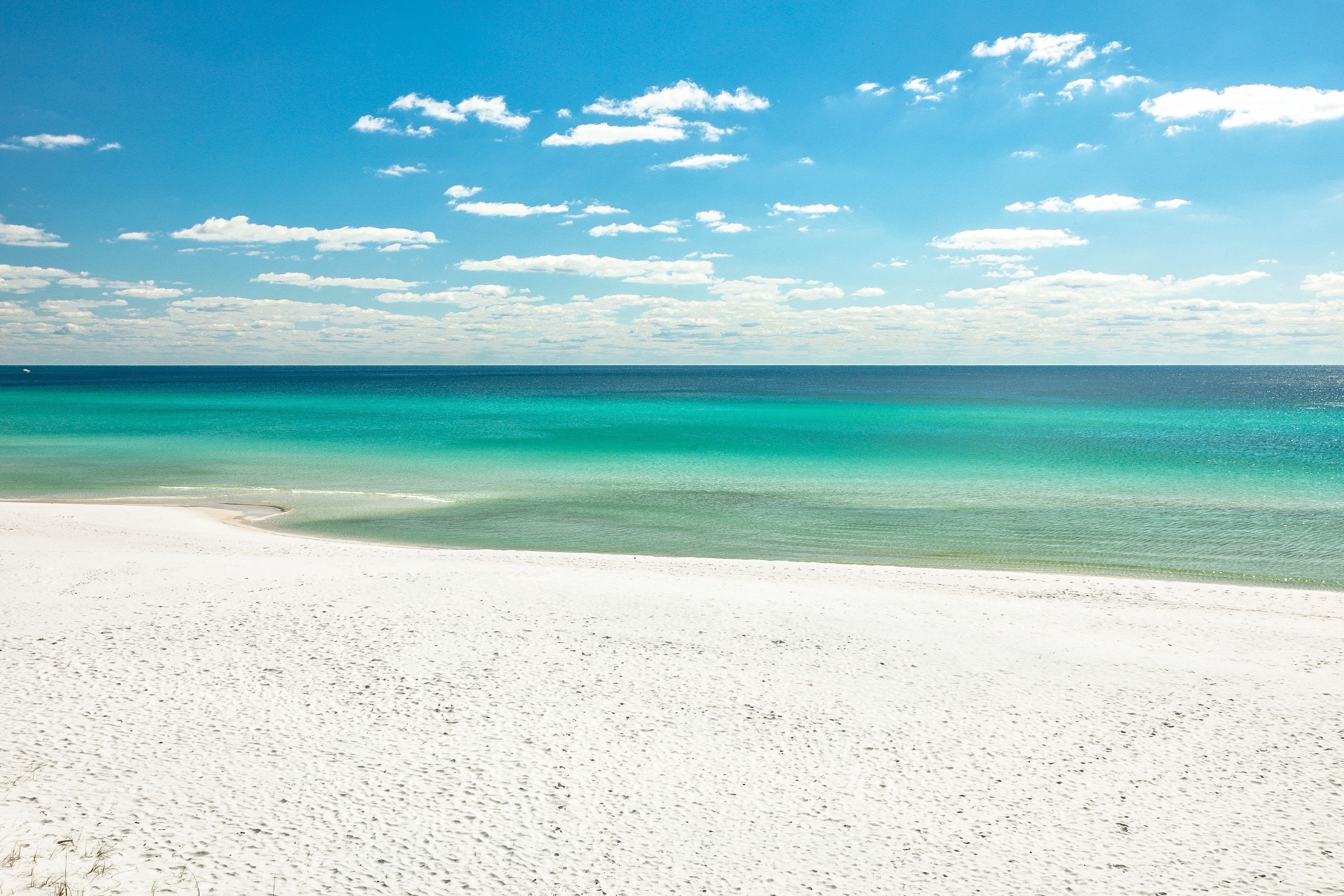 Playa en los alrededores, camastros y toallas de playa 