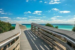 Beach nearby, sun-loungers, beach towels - NatureWalk, short walk to pool ~ Golf Cart and Bikes Included (Santa Rosa Beach)