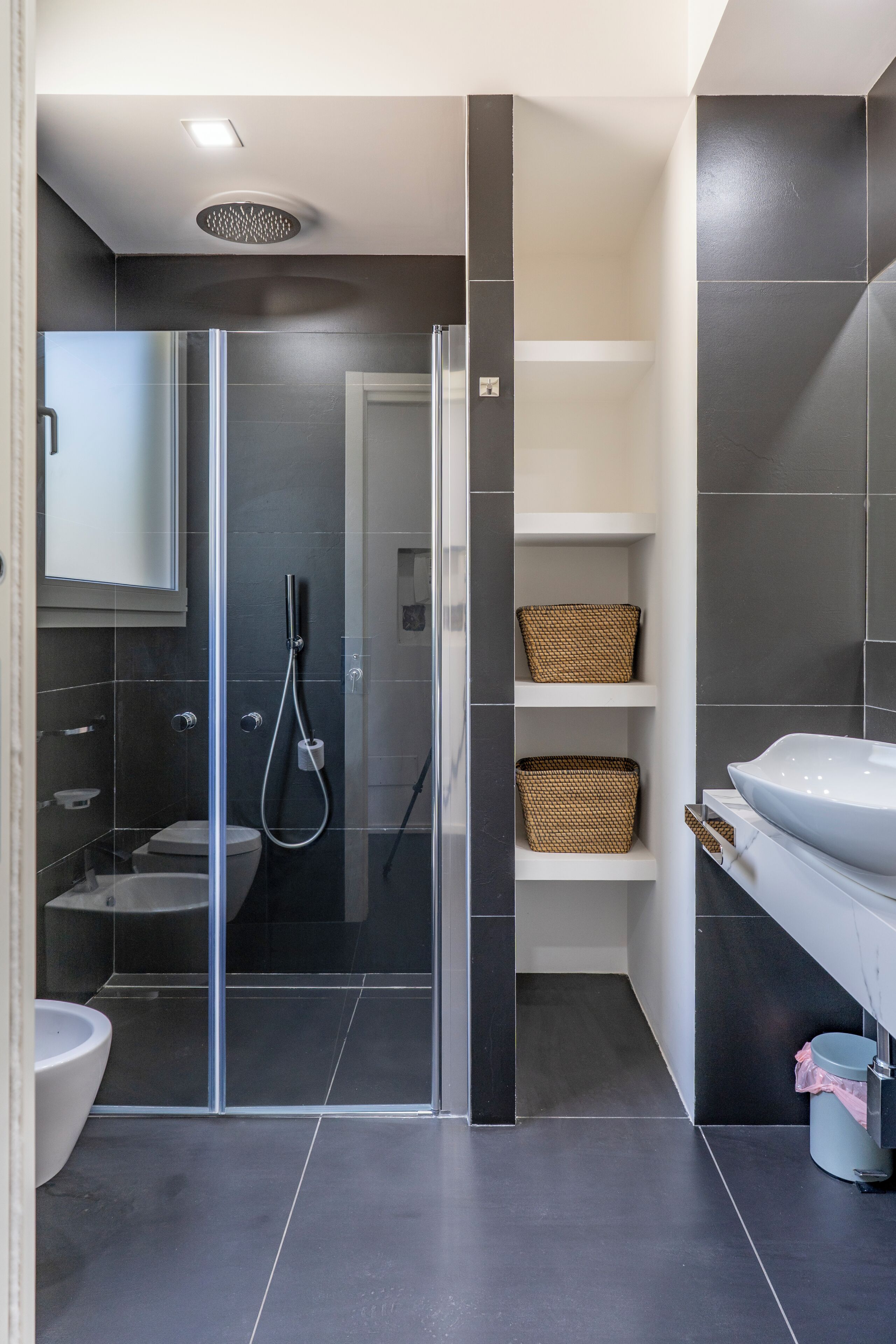 Combinazione doccia/vasca, vasca idromassaggio, asciugacapelli, bidet