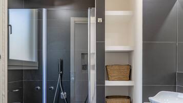 Combinazione doccia/vasca, vasca idromassaggio, asciugacapelli, bidet