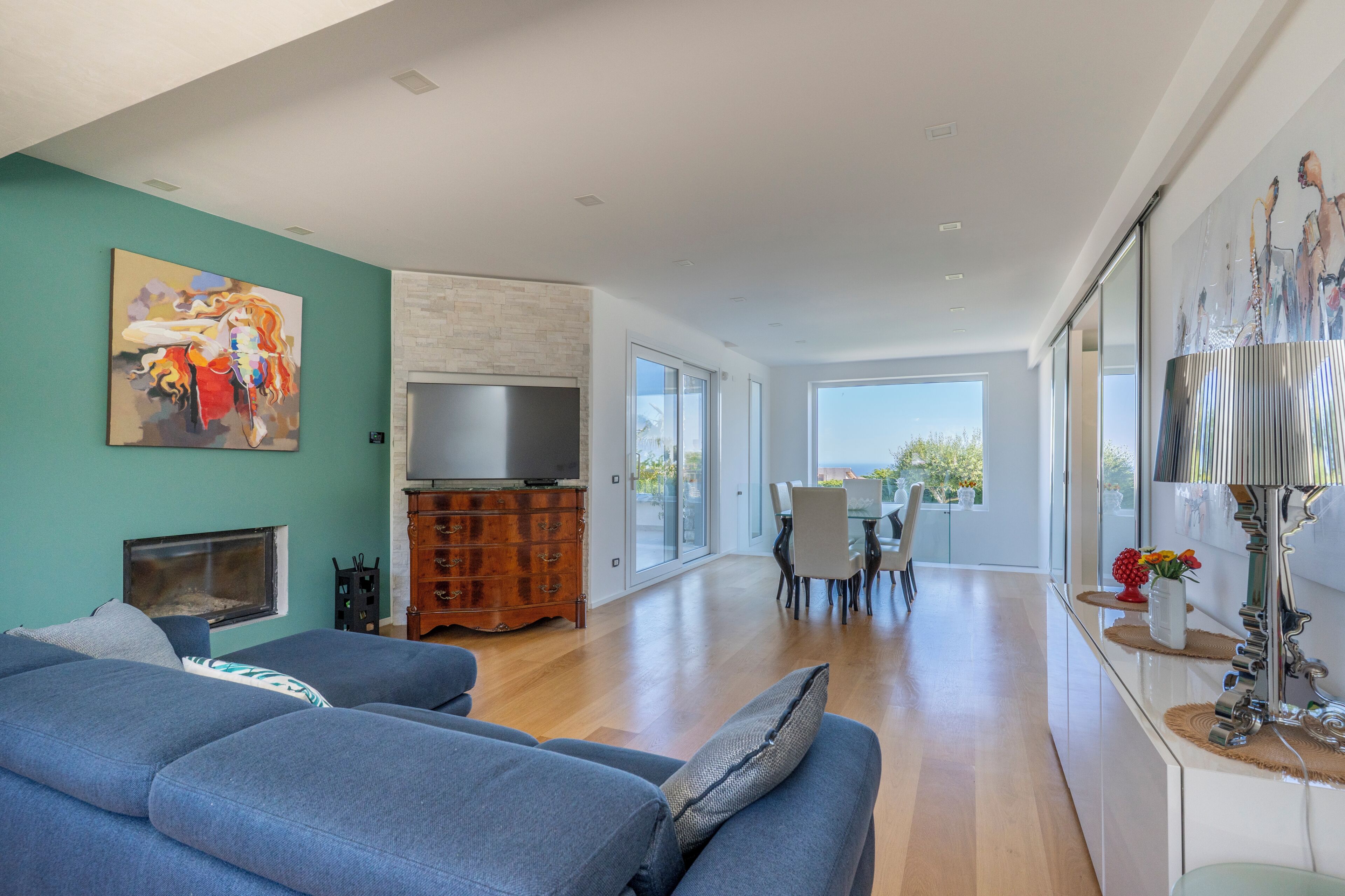 Smart TV, fireplace, DVD player, books