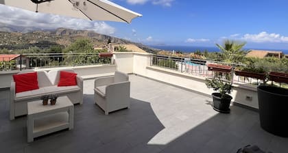 Luxury Villa with private garden, swimming pool and parking