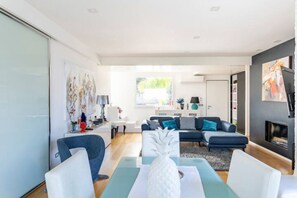 Smart-tv, een open haard, een dvd-speler en boeken