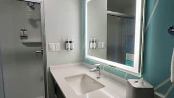 Regadera, regadera con hidromasaje, secadora de cabello, toallas