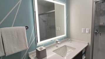 Standard Room | Bathroom | Shower, hydromassage showerhead, hair dryer, towels
