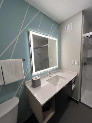 Habitación estándar | Baño | Regadera, regadera con hidromasaje, secadora de cabello, toallas 