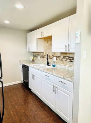 Fridge, microwave, oven, stovetop - Tiny home in Fort Worth. “Casita” - Cozy and cheerful home (Fort Worth)
