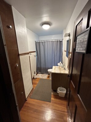 Duschwanne, Haartrockner, Handtücher, Seife