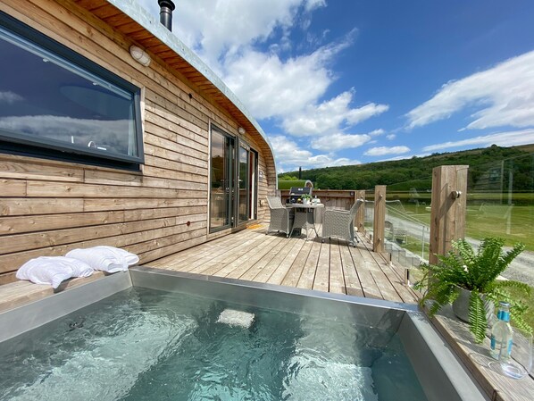 Cottage | Outdoor spa tub