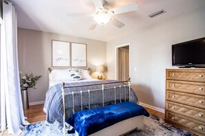 3 bedrooms, desk, iron/ironing board, free WiFi