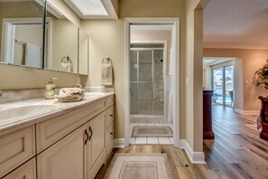 Combined shower/bathtub, hair dryer, towels - Palm Royale with Perfect Gulf Access Water Views - Heated Private Pool - WIFI (CapeCoral)