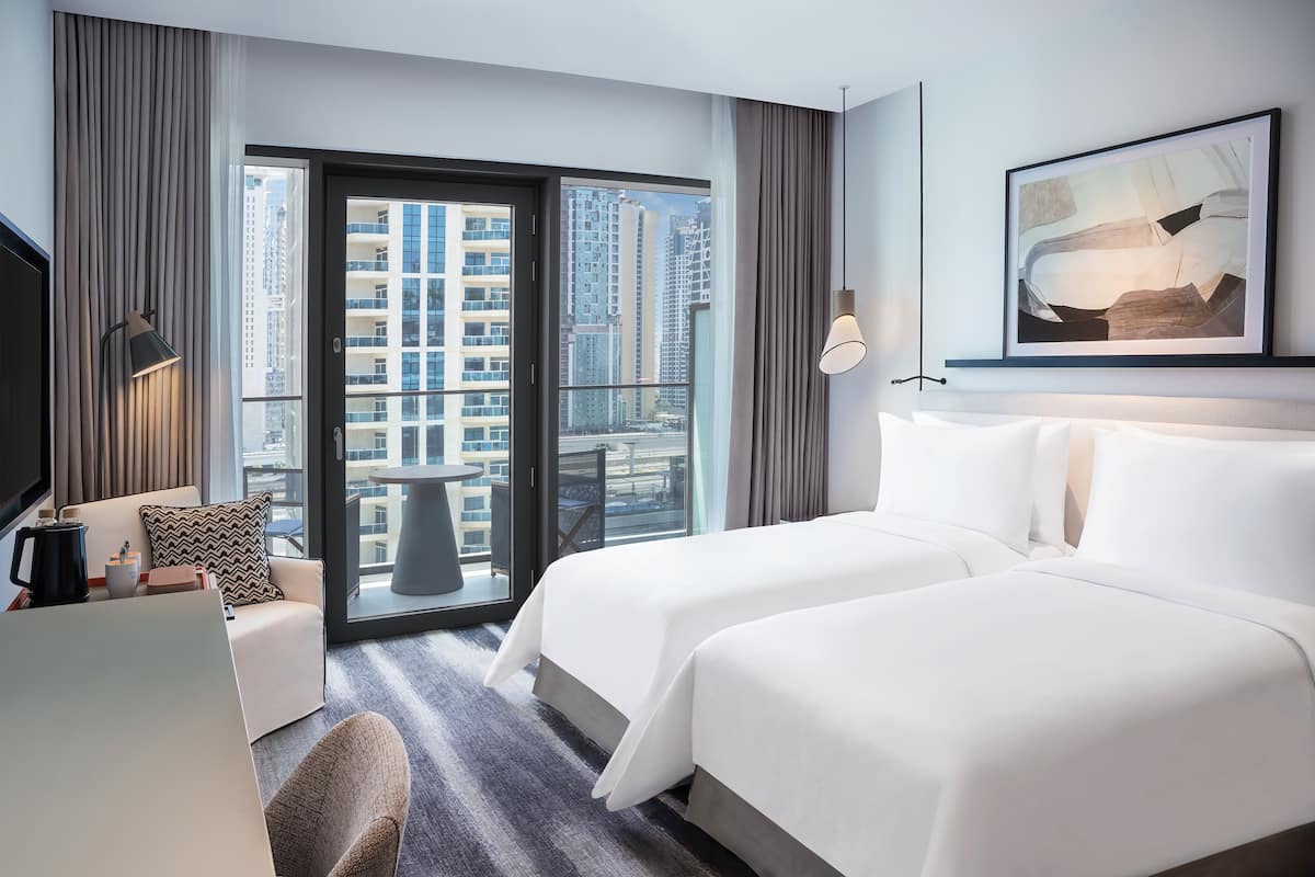 Deluxe Room, 2 Twin Beds, City View With Private Balcony | เครื่องนอนระดับพรีเมียม, มินิบาร์, โต๊ะทำงาน, Wi-Fi ฟรี