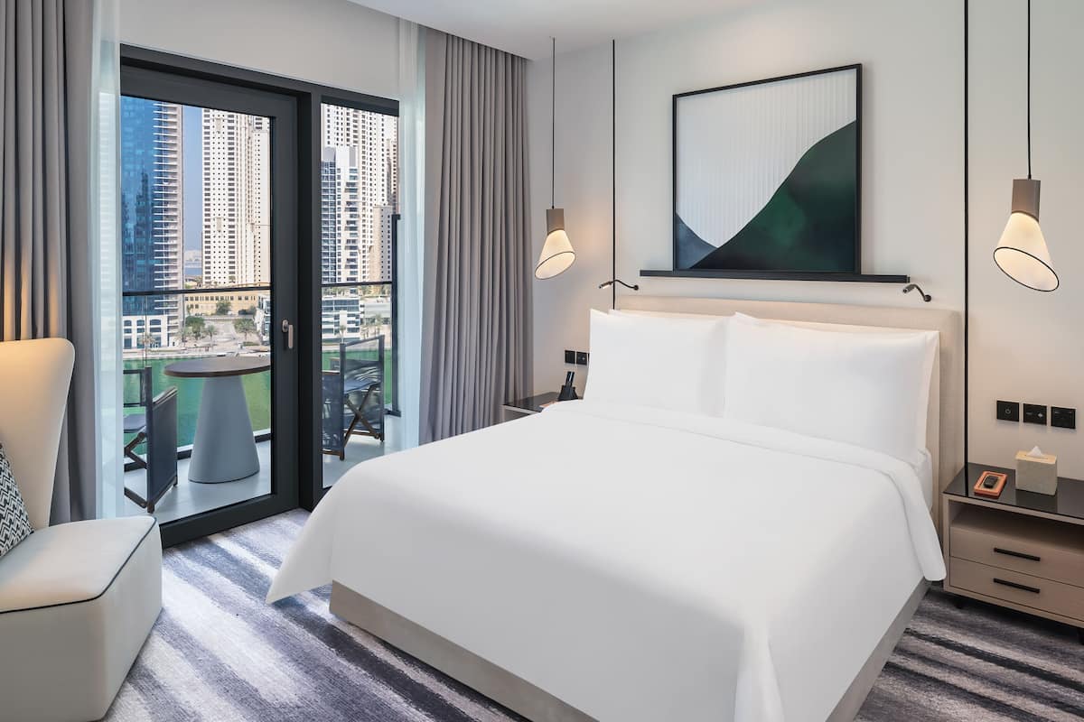 Deluxe suite, uitzicht op jachthaven | 1 slaapkamer, luxe beddengoed, een minibar, een bureau