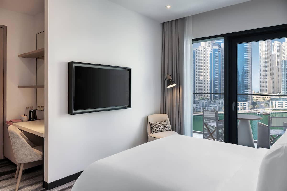 Deluxe kamer, 1 kingsize bed, uitzicht op jachthaven | 1 slaapkamer, luxe beddengoed, een minibar, een bureau