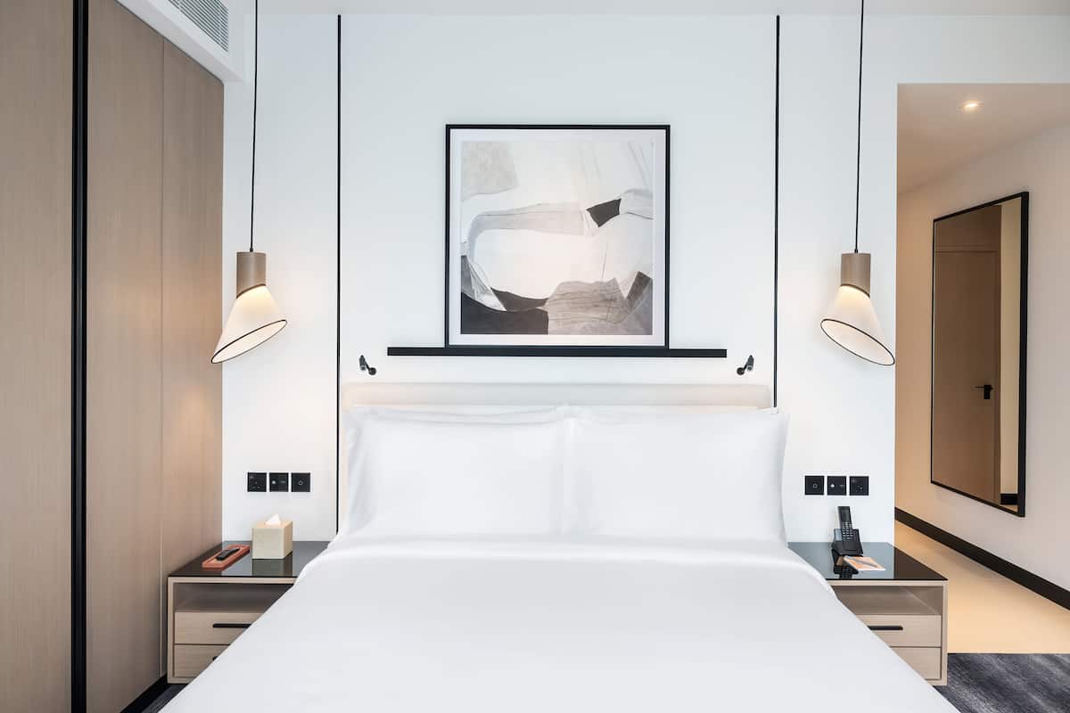 1 slaapkamer, luxe beddengoed, een minibar, een bureau