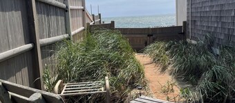 Beautiful freestanding cottage on the beach. Privacy and beautiful sunsets.