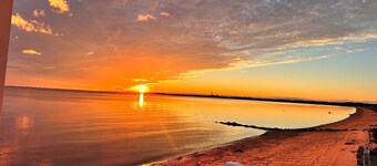 Beautiful freestanding cottage on the beach. Privacy and beautiful sunsets.