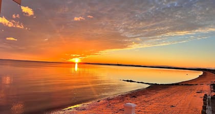 Beautiful freestanding cottage on the beach. Privacy and beautiful sunsets.