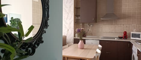 Réfrigérateur, micro-ondes, plaque de cuisson, cafetiÚre/bouilloire