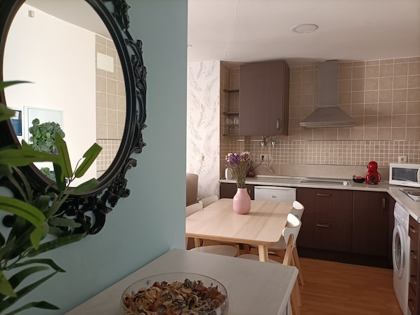 Frigorífico, microondas, placa de cocina y cafetera o tetera