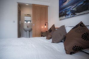 2 bedrooms, iron/ironing board, WiFi