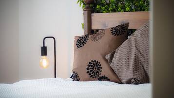 2 bedrooms, iron/ironing board, WiFi