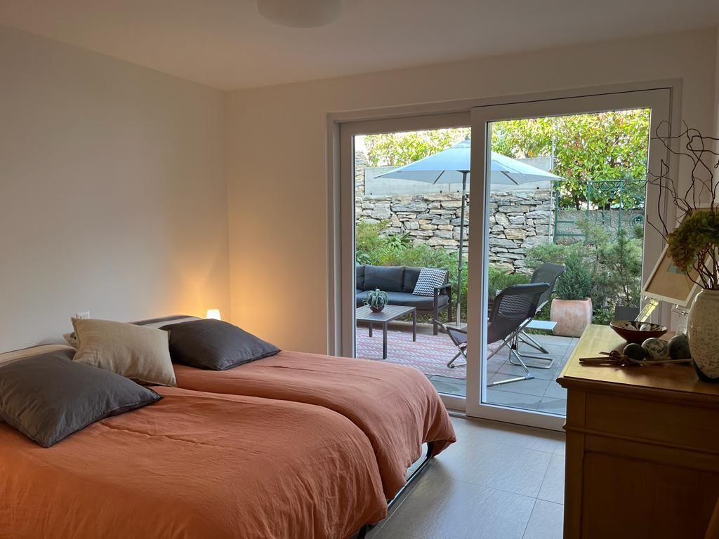 1 habitación, tabla de planchar con plancha y cuna de viaje 