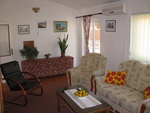 Living area - Waterfront Apartment Family Friendly, Ground Level (Dubrovnik)