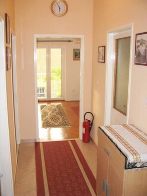2 bedrooms, travel crib, free WiFi, bed sheets - Waterfront Apartment Family Friendly, Ground Level (Dubrovnik)