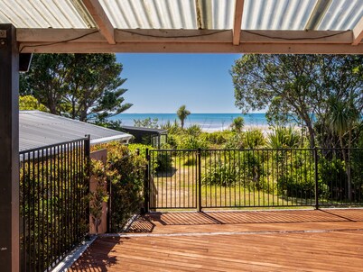 Godwit Cottage - Pākawau Beachfront Holiday Home