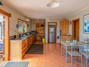 Dining - Godwit Cottage - Pākawau Beachfront Holiday Home (Pakawau)