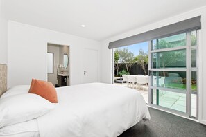 4 bedrooms, WiFi, bed sheets - Beachy on Bream - Ruakākā Holiday Home (Ruakaka)