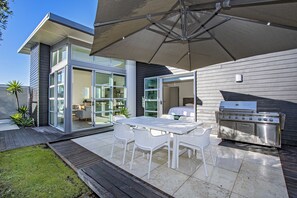 Outdoor dining - Beachy on Bream - Ruakākā Holiday Home (Ruakaka)